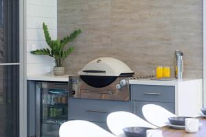 Laze at Lighthouse - family home with pool, heated pool Oct to Mar