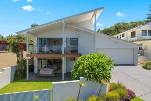 Laze at Lighthouse - family home with pool, heated pool Oct to Mar