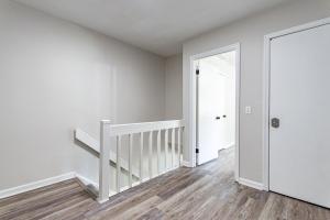 5br w community Pool close to North Hills!