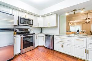 5br w community Pool close to North Hills!