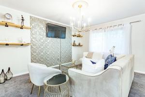 5br w community Pool close to North Hills!