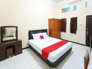 RedDoorz at Ratu Homestay Syariah Near Lippo Mall Banyuwangi - Glagah