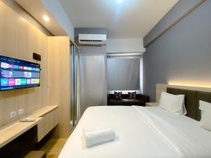 Serene and Tidy Studio Apartment Transpark Juanda Bekasi Timur By Travelio