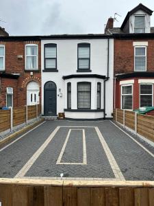 Luxury 6 Bed near city centre with Cinema Room & games room plus 5 bathrooms