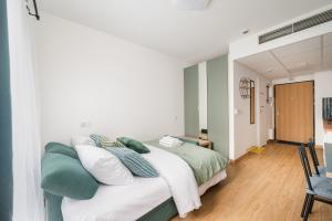 Praga Bliska Pleasant Studio by BookingHost