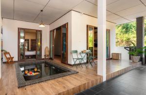 Spacious Homey Pool Villa with Private Parking, Fenced Yard, BBQ, 5min to Beach, Pet-Friendly