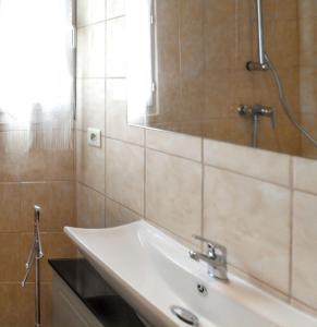 Maisons de vacances Maison charmante a L'Isle-sur-la-Sorgue avec jardin cloture : photos des chambres