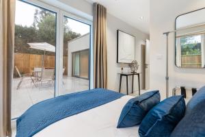 Joy Lane Mansion, Luxe Stay, Poolside Fun & Comfort