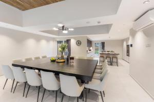 Joy Lane Mansion, Luxe Stay, Poolside Fun & Comfort