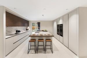 Joy Lane Mansion, Luxe Stay, Poolside Fun & Comfort