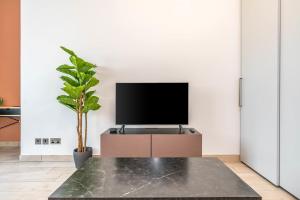 Silkhaus Vacation Homes studio in DIFC with Burj Khalifa view, pool & gym