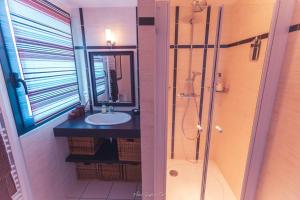 Maisons de vacances Maison pour 10, avec un grand jardin et une piscine : photos des chambres