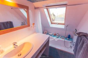 Maisons de vacances Maison pour 10, avec un grand jardin et une piscine : photos des chambres