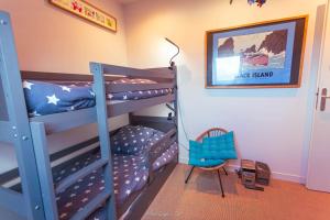 Maisons de vacances Maison pour 10, avec un grand jardin et une piscine : photos des chambres