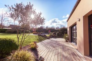 Maisons de vacances Maison pour 10, avec un grand jardin et une piscine : Maison de Vacances