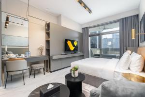 Vogue Vacation Homes, Downtown Mag 318 near Burj Khalifa and Dubai Mall, Studio Apartment with Balcony, Canal and City View, Access toAmenities