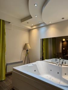 Jacuzzi In Bedroom Elegance Apartments
