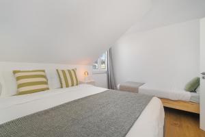 Modern Lisbon Apartments by Soulplaces