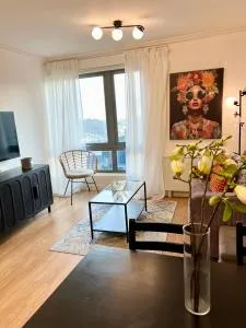 Spacious one bedroom flat opposite station - London