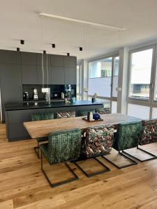 Bad Seerose mit Seeblick, Dachterrasse, Pool und Sauna