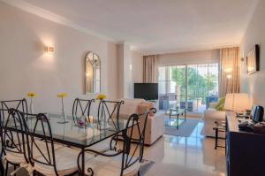 Sunny terrace apartment in prestigious Mijas Golf