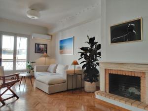 Stylish 1BR Apt with Retro Kitchen View Balcony