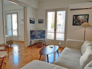 Stylish 1BR Apt with Retro Kitchen View Balcony