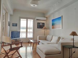 Stylish 1BR Apt with Retro Kitchen View Balcony