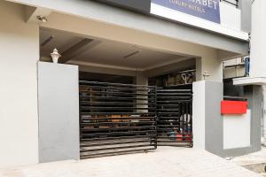 Super Townhouse De Alphabet Hotel Kukatpally Nexus Mall