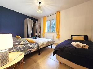 Maisons de vacances Le Parc Jean Edouard - Spa avec jacuzzi prive - Superbe villa 4 chambres - 9 couchages - 6 lits - Poele - Parking - Climatisation reversible- Terrasse ombragee et grand jardin : photos des chambres