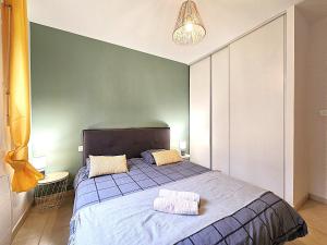 Maisons de vacances Le Parc Jean Edouard - Spa avec jacuzzi prive - Superbe villa 4 chambres - 9 couchages - 6 lits - Poele - Parking - Climatisation reversible- Terrasse ombragee et grand jardin : photos des chambres
