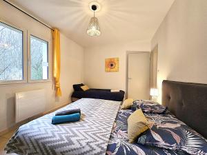Maisons de vacances Le Parc Jean Edouard - Spa avec jacuzzi prive - Superbe villa 4 chambres - 9 couchages - 6 lits - Poele - Parking - Climatisation reversible- Terrasse ombragee et grand jardin : photos des chambres