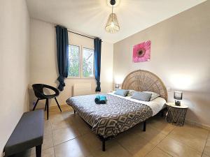 Maisons de vacances Le Parc Jean Edouard - Spa avec jacuzzi prive - Superbe villa 4 chambres - 9 couchages - 6 lits - Poele - Parking - Climatisation reversible- Terrasse ombragee et grand jardin : photos des chambres