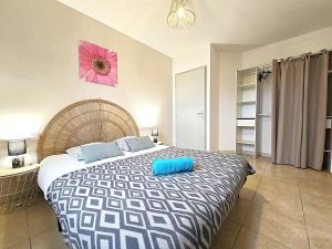 Maisons de vacances Le Parc Jean Edouard - Spa avec jacuzzi prive - Superbe villa 4 chambres - 9 couchages - 6 lits - Poele - Parking - Climatisation reversible- Terrasse ombragee et grand jardin : photos des chambres
