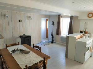 Maisons de vacances Gite a CHALMAZEL equipe, dans hameau calme : photos des chambres