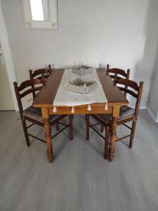 Maisons de vacances Gite a CHALMAZEL equipe, dans hameau calme : photos des chambres