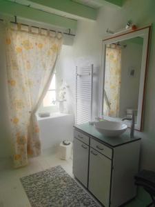 Maisons de vacances Gite a CHALMAZEL equipe, dans hameau calme : photos des chambres