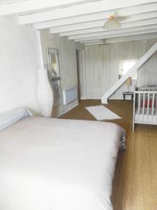 Maisons de vacances Gite a CHALMAZEL equipe, dans hameau calme : photos des chambres