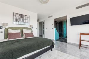 Bay of Angels by ecoflats