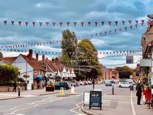 Amersham Station Road Studio - Pass the Keys