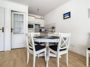 Appartement lumineux à 100m de la plage avec balcon, parking, idéal pour séjours courts et longs - FR-1-236-139
