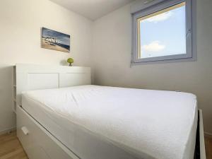 Appartement lumineux à 100m de la plage avec balcon, parking, idéal pour séjours courts et longs - FR-1-236-139