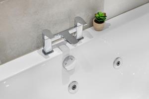 Brand New Luxury 2 Bedroom Apartment in The Market Square