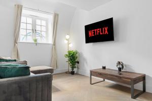 Brand New Luxury 2 Bedroom Apartment in The Market Square