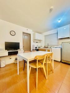 2BR Relaxing Oasis with pool access Sorrento Oasis