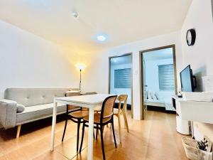 2BR Relaxing Oasis with pool access Sorrento Oasis