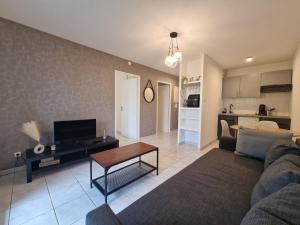 Appartements Beau soleil - Residence avec Parking et piscine - Proche airport : photos des chambres