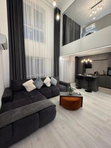 2 Level 1 Bedroom Lux Apartment with Balcony 75 Inch TV and Sofa Bed near Promenada Mall with High Ceilings Kitchen Washer and Work Space