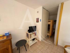 Studio cabine 4 personnes vue jardin dans residence avec piscine