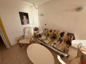 Studio cabine 4 personnes vue jardin dans residence avec piscine